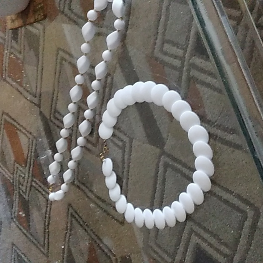 VIntage Pair of white‎ costume jewelry necklaces